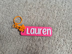 Gepersonaliseerde sleutelhanger met naam roze en hangertje bloem. 
