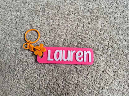 Gepersonaliseerde sleutelhanger met naam roze en hangertje bloem. 