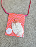 Boho sleutelhanger met veer en gouden ring als Avondvierdaagse cadeautje.
