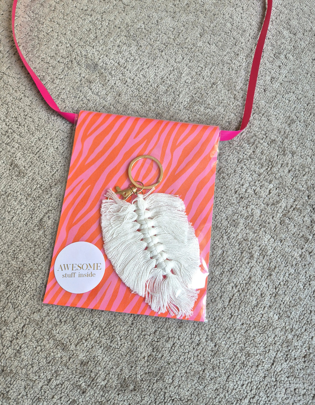 Boho sleutelhanger met veer en gouden ring als Avondvierdaagse cadeautje.