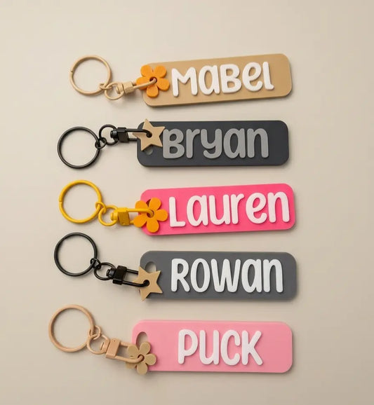 Sleutelhangers met naam en hangertje in verschillende kleuren