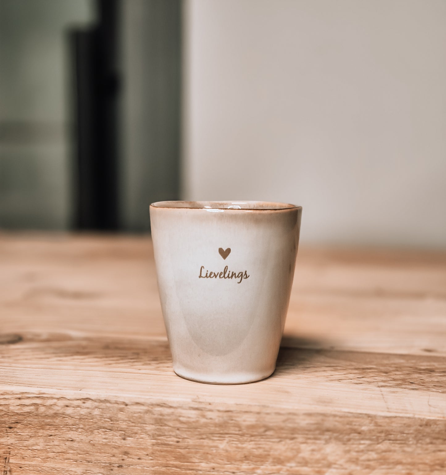 beige mok van keramiek met de tekst erop gegraveerd lievelings met een hart