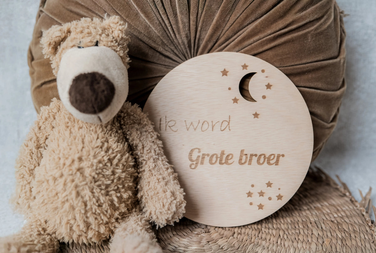 Houten zwangerschapsaankondiging cirkel met maan en sterren en beer illustratie, “Ik word grote broer of zus” gepersonaliseerd cadeau