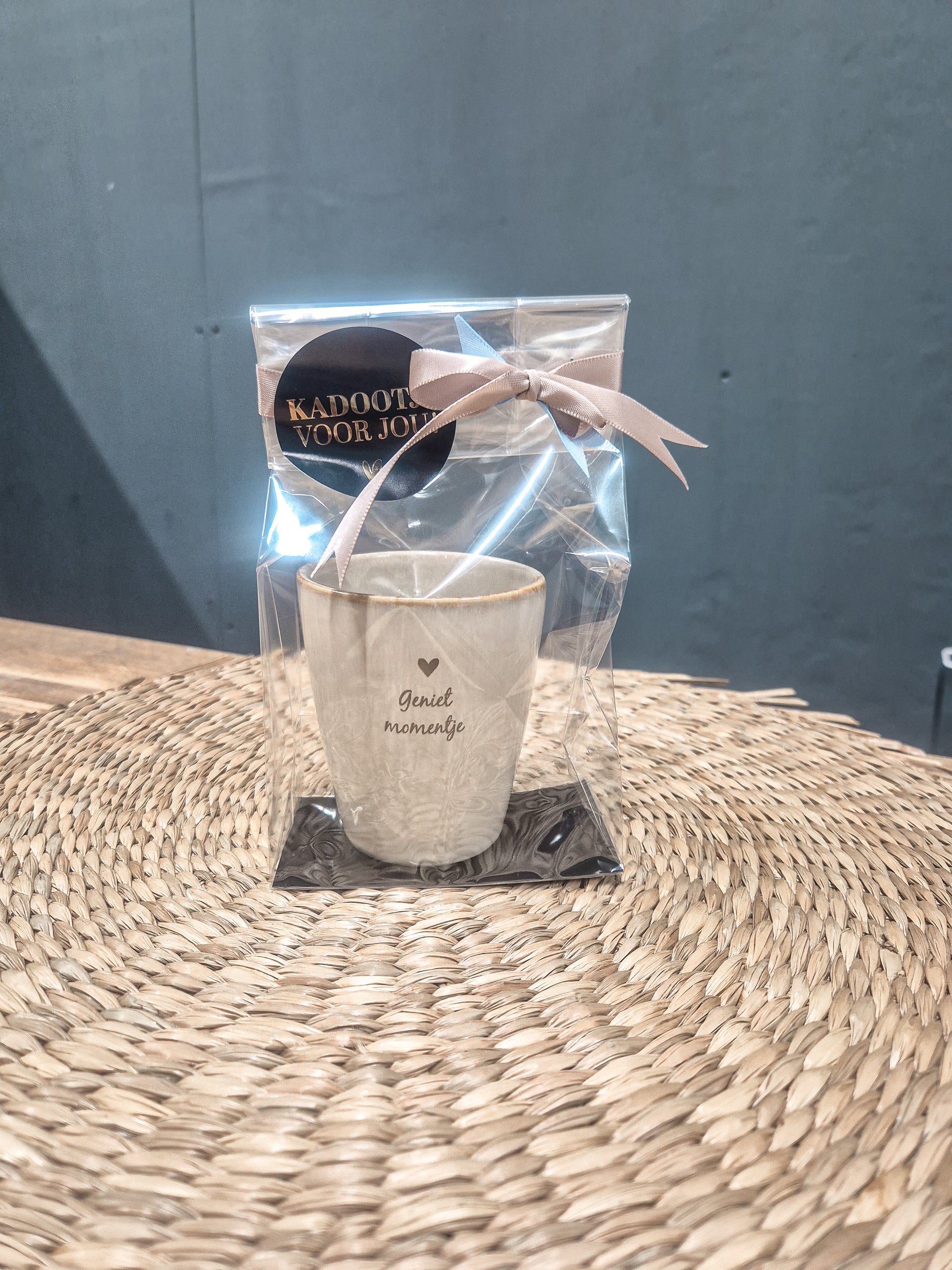 Beige mokje gegraveerd met geniet momentje leuk verpakt als cadeautje