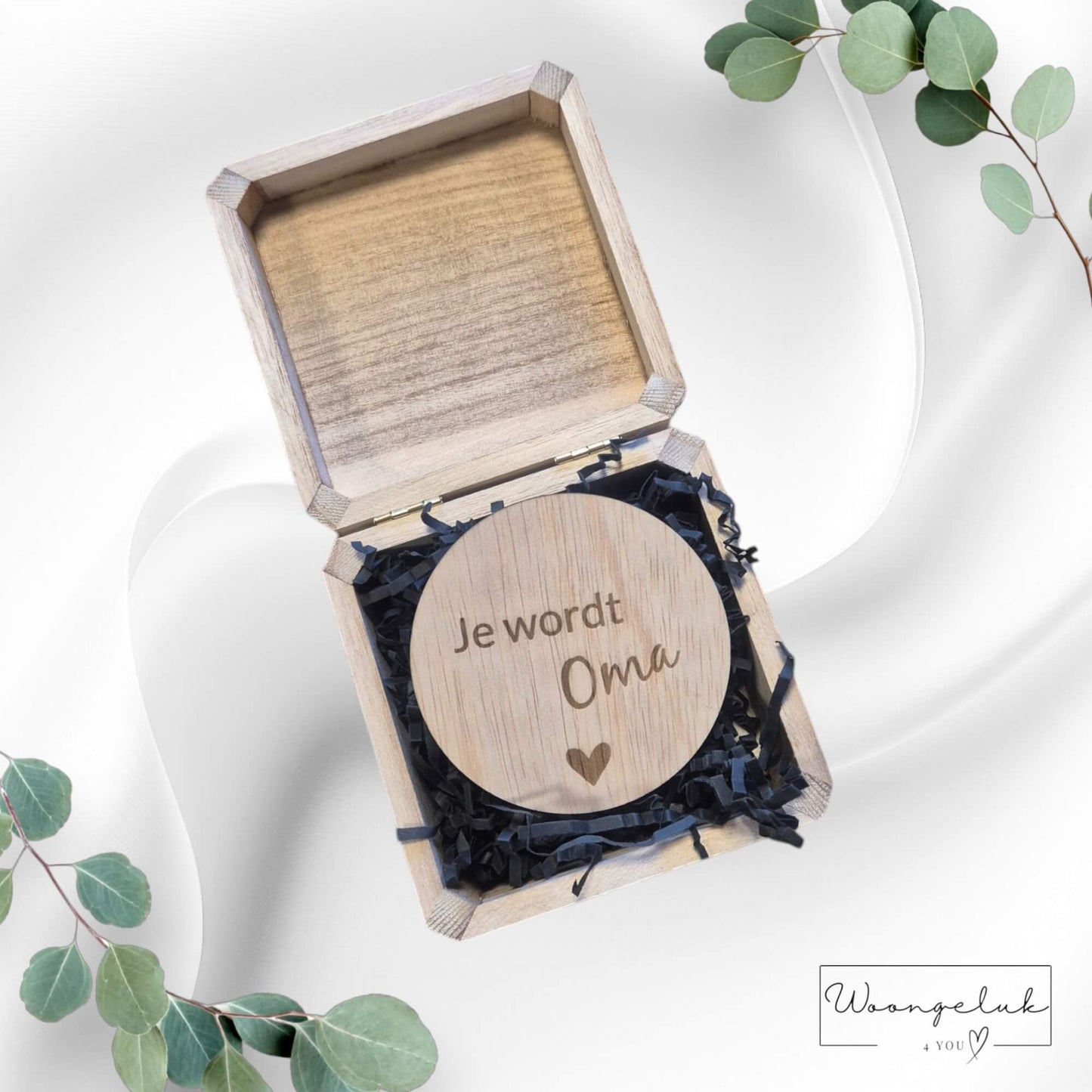 Binnenkant van een gepersonaliseerd houten kistje voor de toekomstige oma