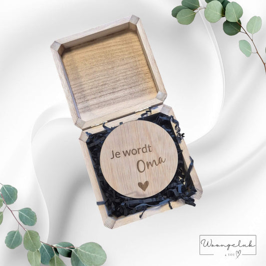 Binnenkant van een gepersonaliseerd houten kistje voor de toekomstige oma