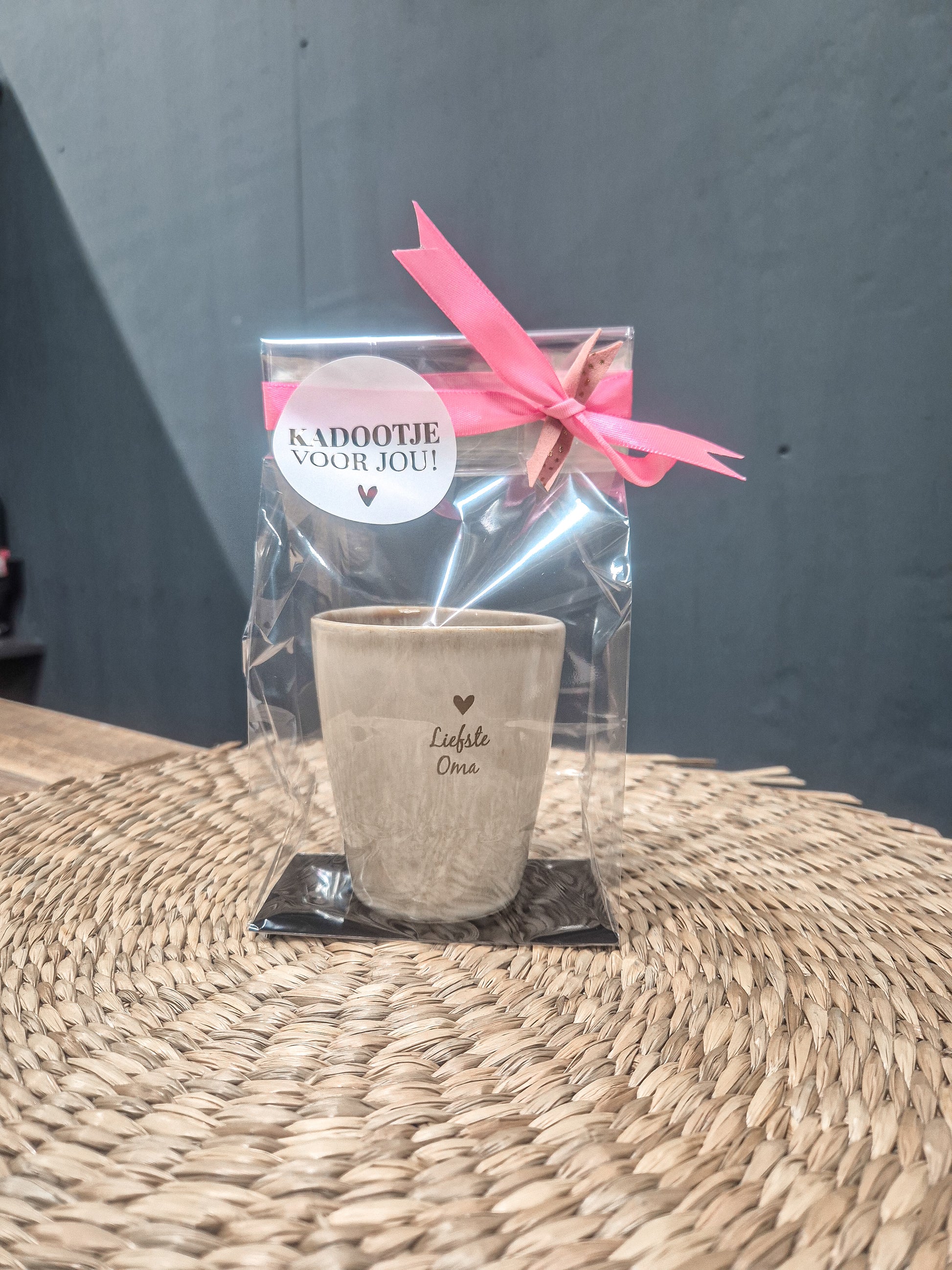 Gepersonaliseerd mokje met tekst liefste oma, leuk verpakt als cadeautje