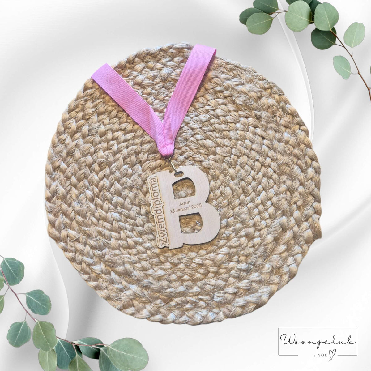 Gepersonaliseerde medaille voor zwemdiploma B, met naam, datum en lint in zwart, roze of blauw. Perfect cadeau voor jonge zwemkampioenen.