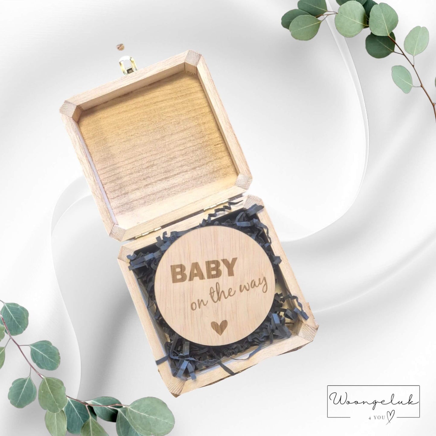 Houten kistje met hart en gegraveerde cirkel "Baby on the way!" – Unieke manier om je zwangerschap aan te kondigen.