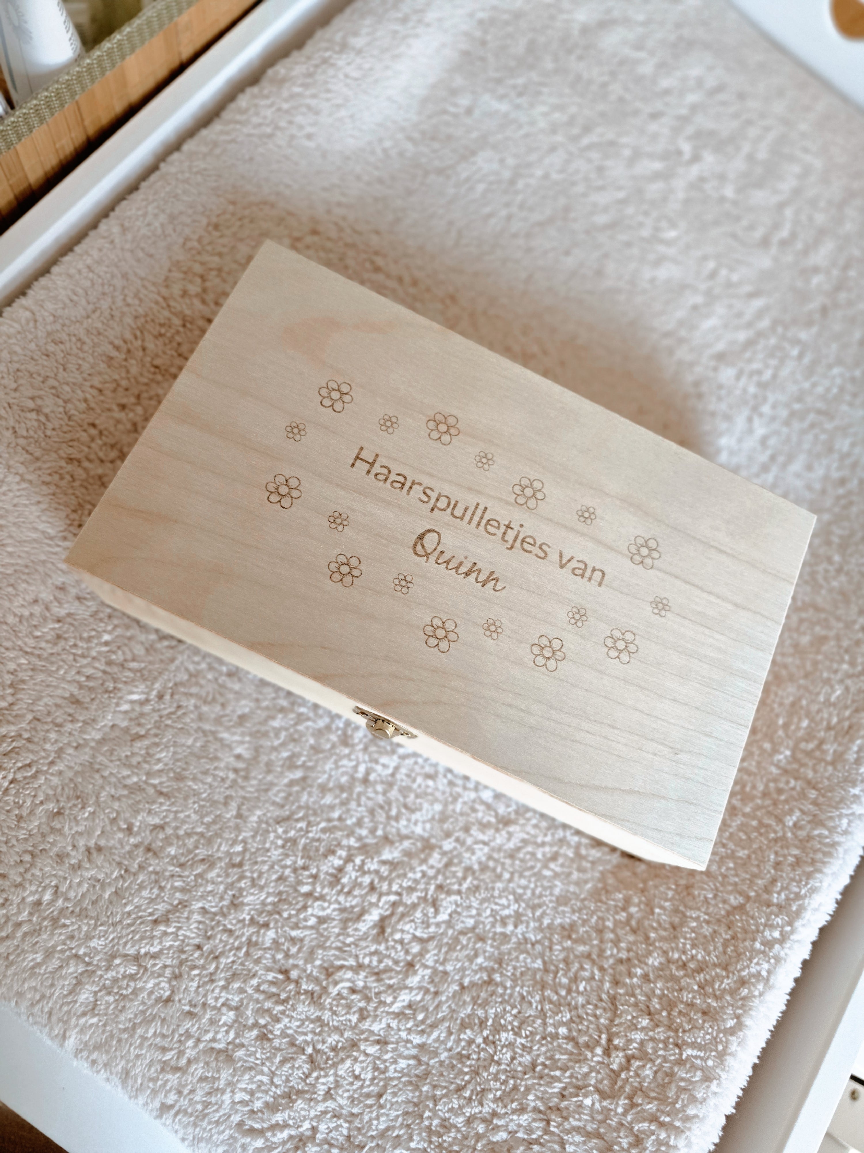 Houten kistje gepersonaliseerd met bloemen en de tekst haarspulletjes van Quinn