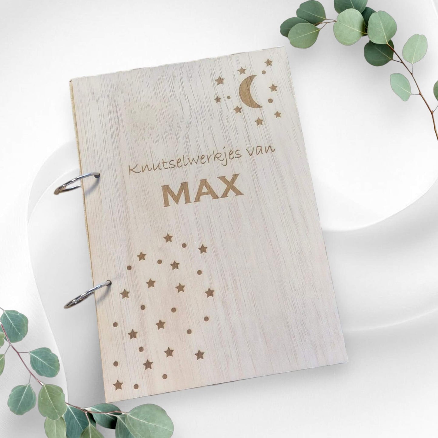 Houten A4 bewaarbundel met gepersonaliseerde tekst "Knutselwerkjes van [Eigen Naam]" en een ontwerp met sterren en de maan, perfect voor het bewaren van tekeningen en knutselwerkjes.