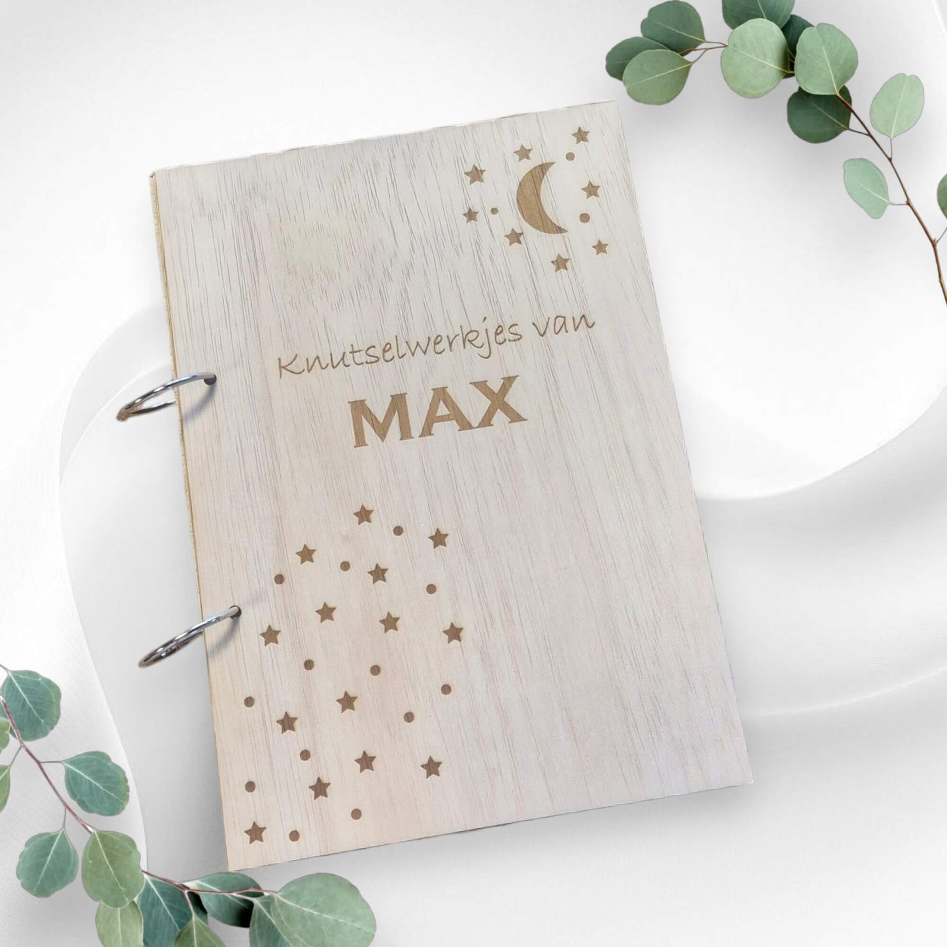 Houten A4 bewaarbundel met gepersonaliseerde tekst "Knutselwerkjes van [Eigen Naam]" en een ontwerp met sterren en de maan, perfect voor het bewaren van tekeningen en knutselwerkjes.