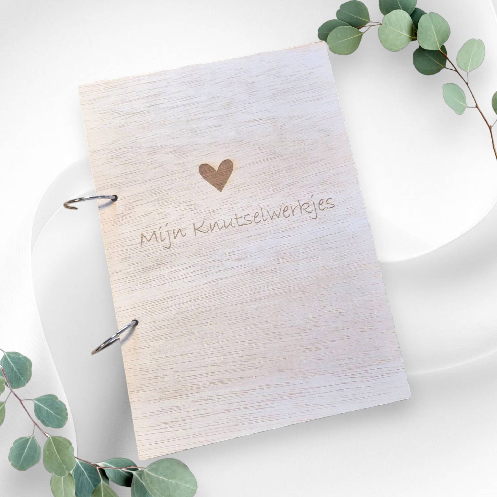 Houten A4 bewaarbundel "Mijn Knutselwerkjes" met hart op de voorkant, ideaal voor het bewaren van de creatieve werkjes van je kindje.