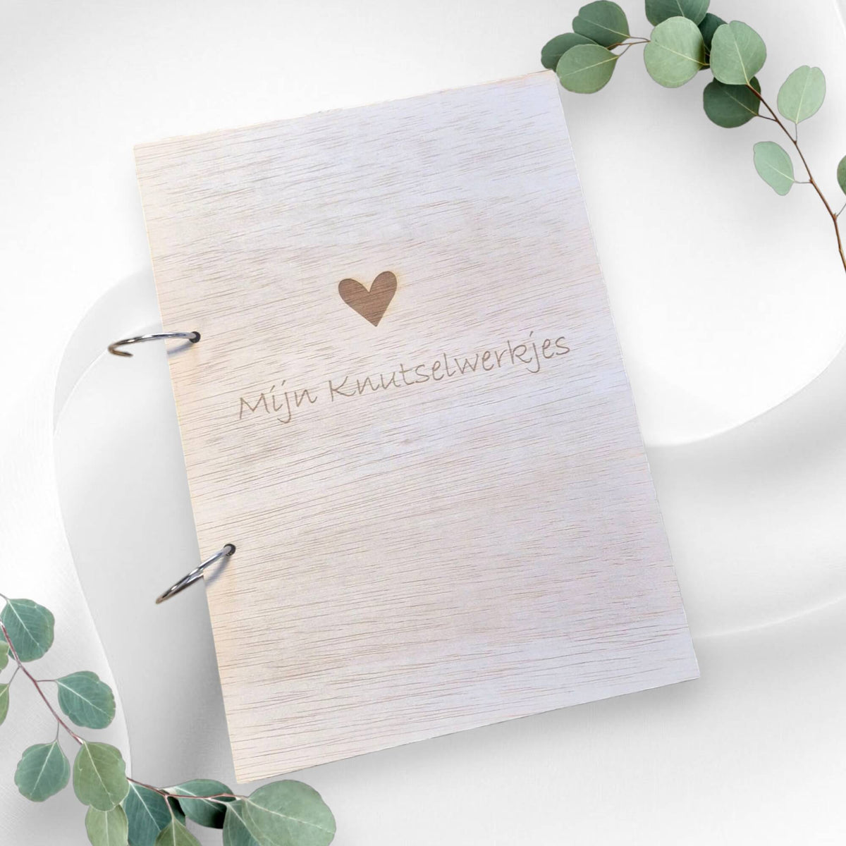 Houten A4 bewaarbundel "Mijn Knutselwerkjes" met hart op de voorkant, ideaal voor het bewaren van de creatieve werkjes van je kindje.