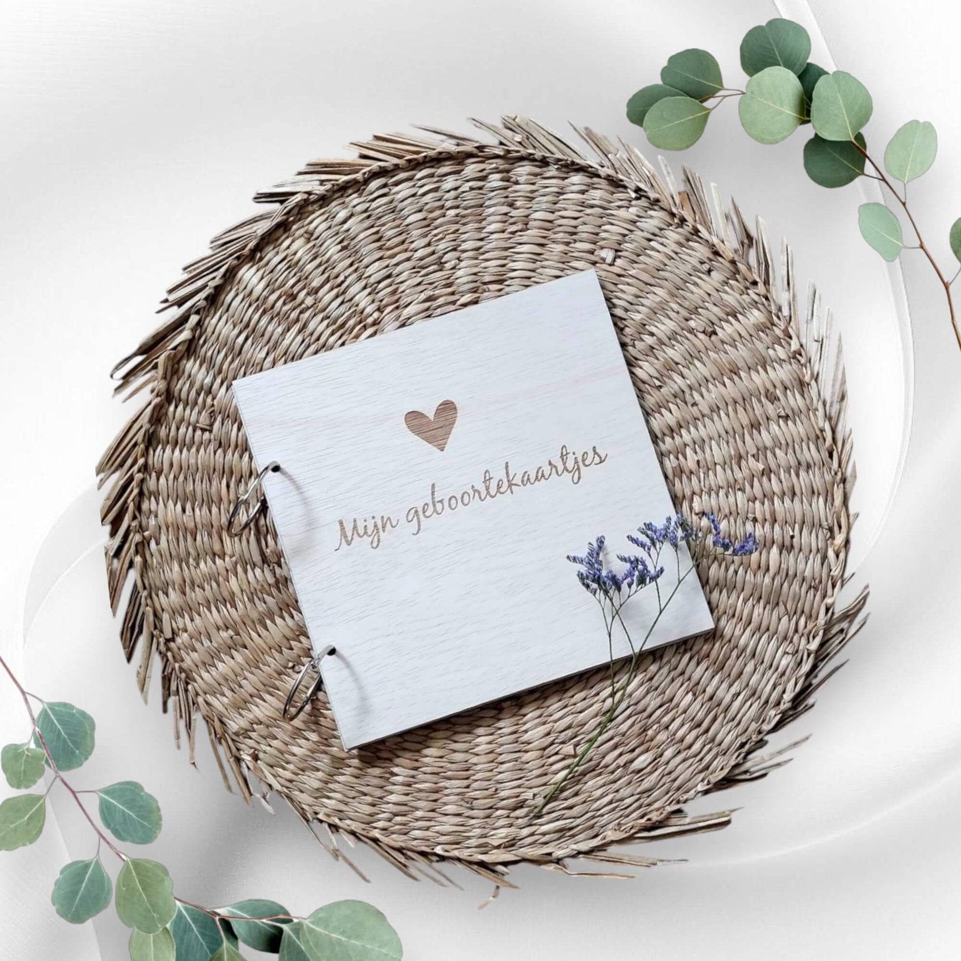 Houten bewaarbundel "Mijn Geboortekaartjes" met hartje en tekst, ideaal voor het bewaren van geboortekaartjes.