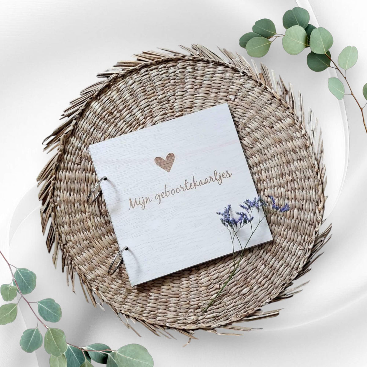 Houten bewaarbundel "Mijn Geboortekaartjes" met hartje en tekst, ideaal voor het bewaren van geboortekaartjes.