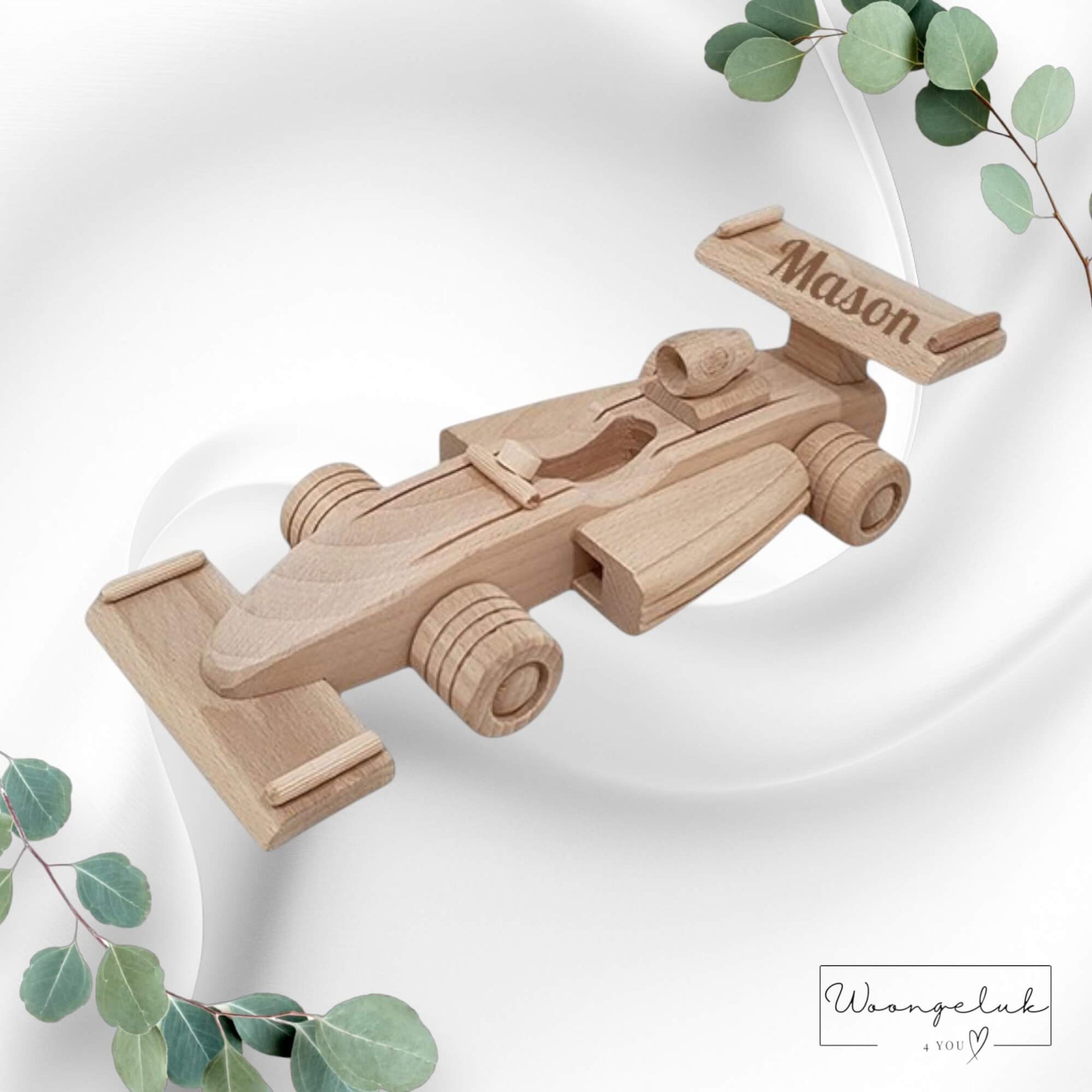 Houten F1 raceauto, gepersonaliseerd met naam, met gedetailleerd ontwerp.