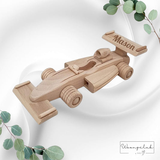 Houten F1 raceauto, gepersonaliseerd met naam, met gedetailleerd ontwerp.