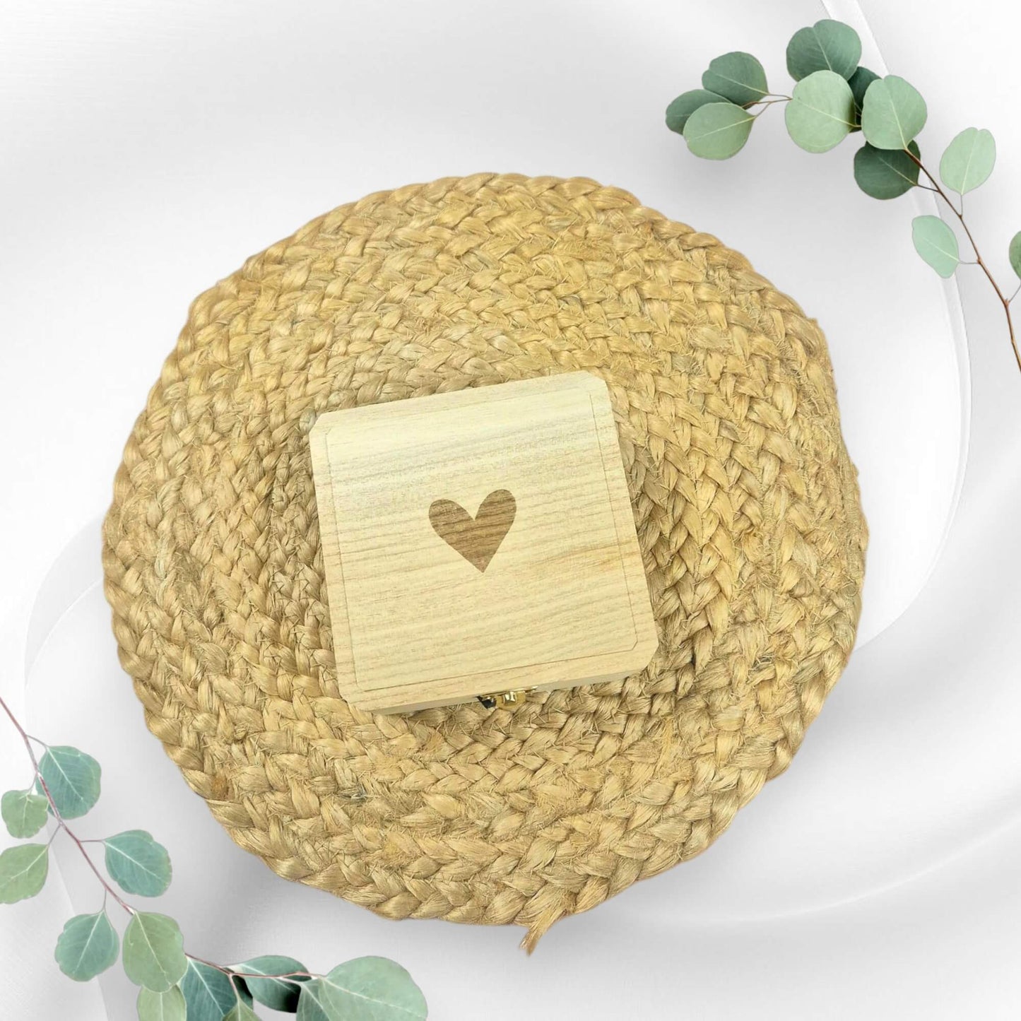 Buitenkant van het houten kistje met hart, voor het aankondigen van de zwangerschap aan opa en oma.