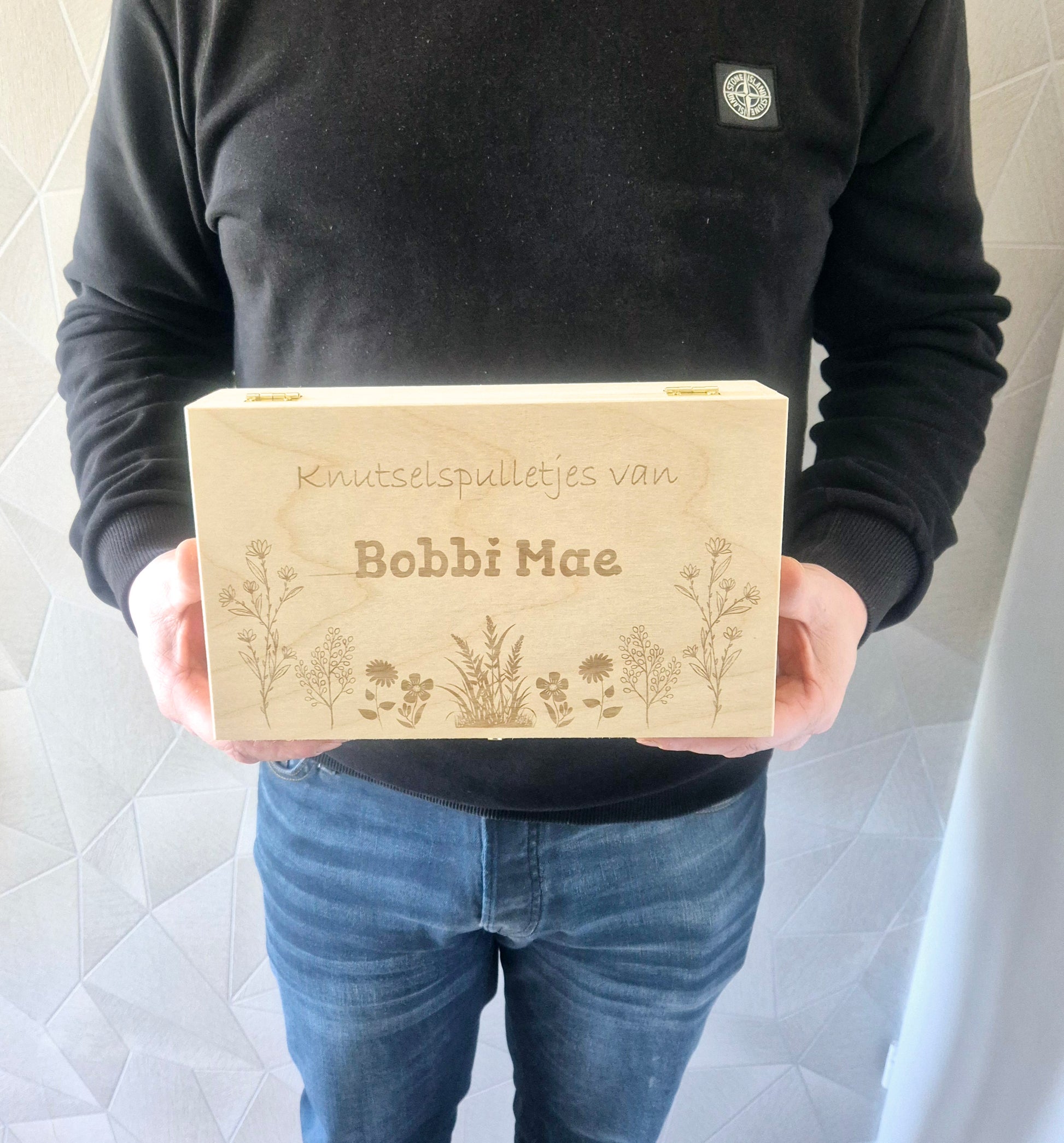 Gepersonaliseerde houten knutselkist met naam en bloemen gravure