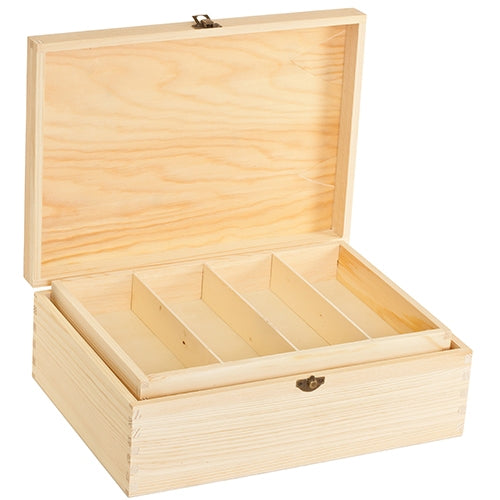 Binnenzijde van een houten knutselkist met uitneembare bak en opbergruimte voor knutselspullen