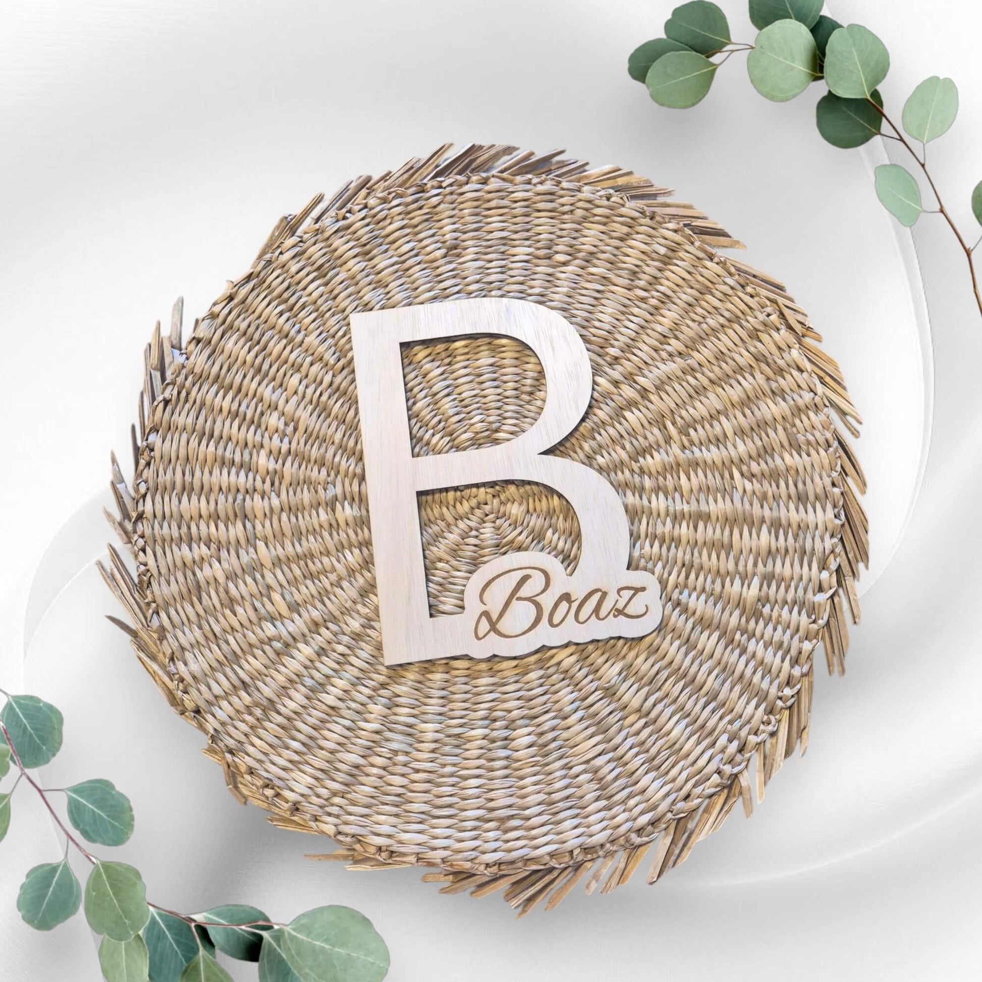 Houten letter van 20 cm hoog, gepersonaliseerd met een gegraveerde naam, perfect als decoratie voor de kinderkamer.