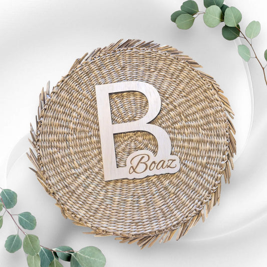 Houten letter van 20 cm hoog, gepersonaliseerd met een gegraveerde naam, perfect als decoratie voor de kinderkamer.