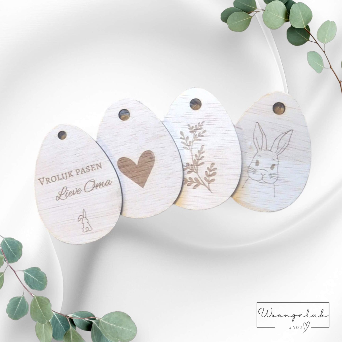 Set van 4 houten paaseieren, waarvan 1 gepersonaliseerd voor Oma, ideaal voor paasdecoratie.