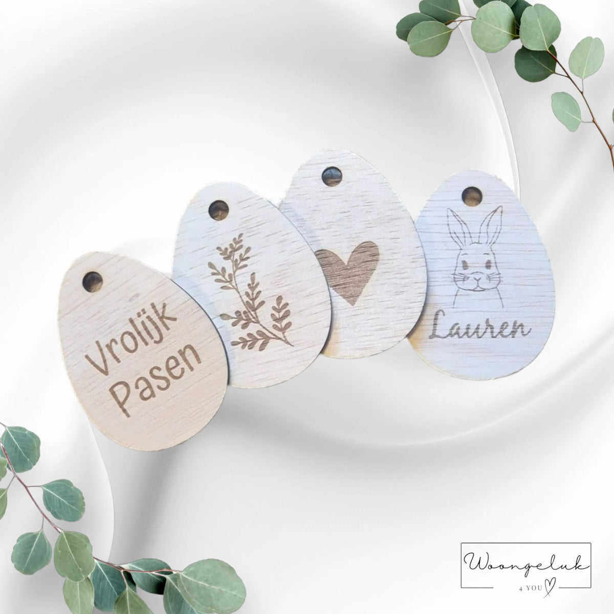 Set van 4 houten paaseieren, waarvan 1 gepersonaliseerd, ideaal voor paasdecoratie.