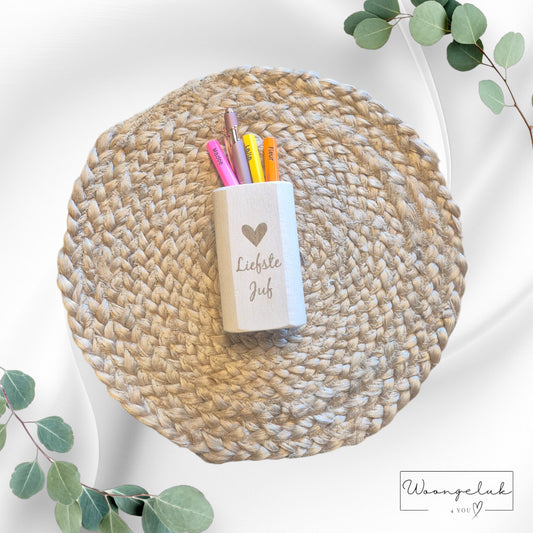 Vooraanzicht van een gepersonaliseerd houten pennenbakje voor de juf met hartje en tekst 'Liefste Juf