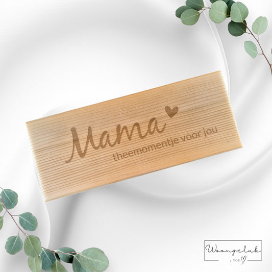 Vooraanzicht van een gepersonaliseerde houten theedoos met de gravure 'Mama, theemomentje voor jou