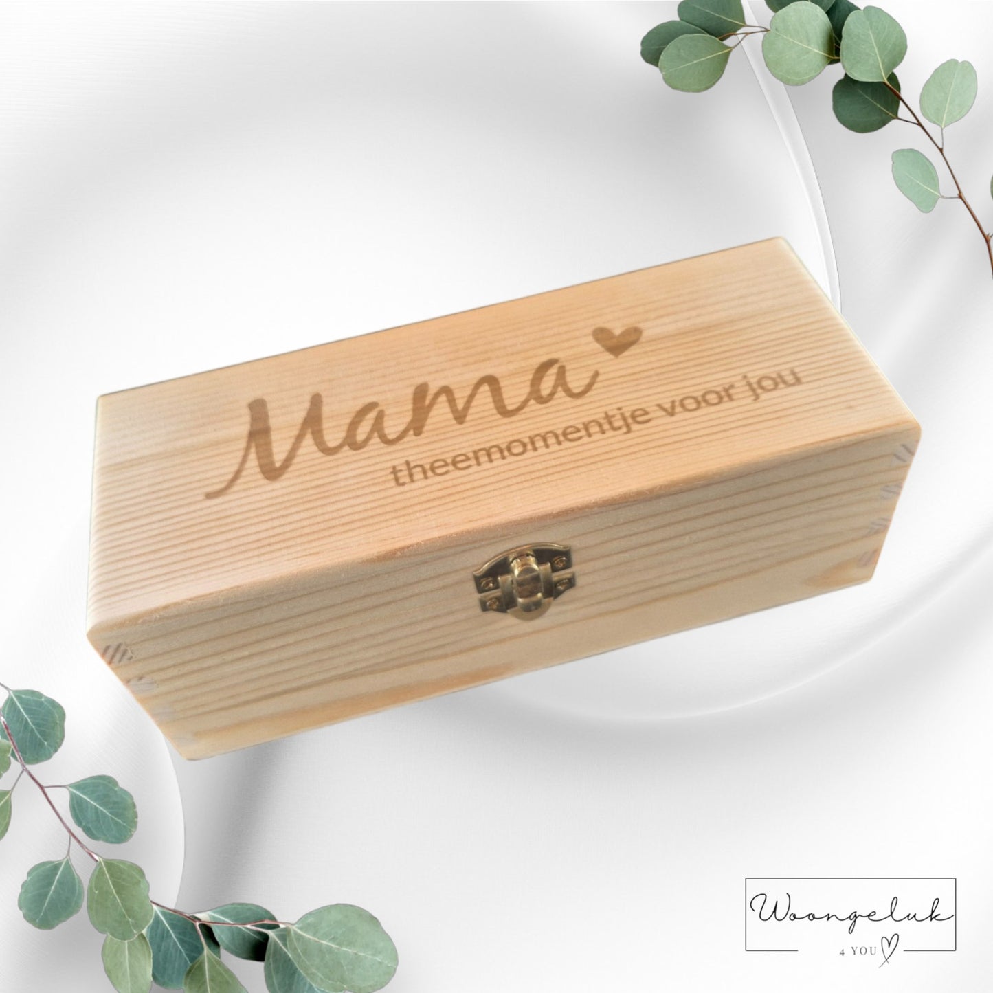 Zijaanzicht van een luxe houten theedoos met persoonlijke gravure voor mama