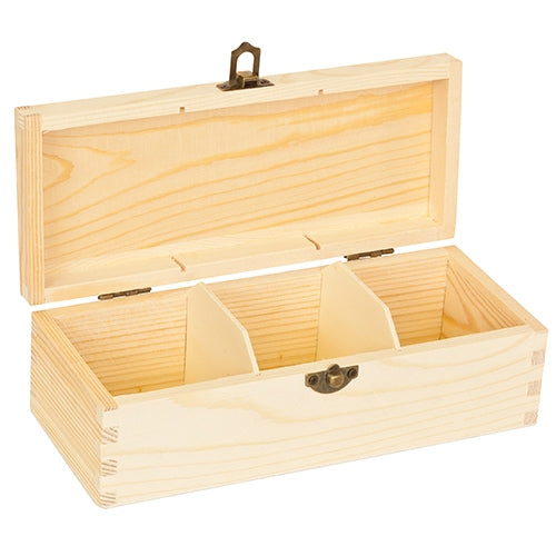 Binnenzijde van een houten theedoos met 3 vakken, gevuld met thee
