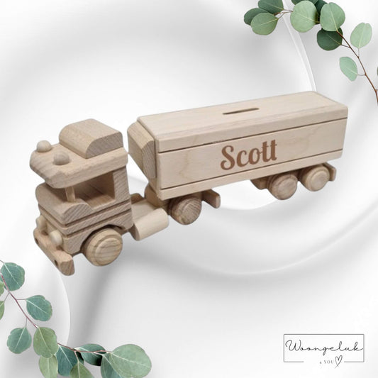 Houten vrachtwagen spaarpot, gepersonaliseerd met naam, met uitsparing voor muntgeld.
