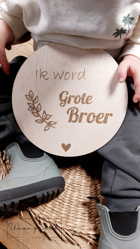 Houten zwangerschapsaankondiging cirkel "Ik word grote broer" met gravure en persoonlijke details, perfect voor een zwangerschapsaankondiging.