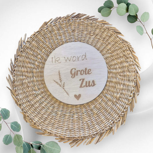 Houten cirkel "Ik word grote zus" met hartje en takje, perfecte zwangerschapsaankondiging voor de toekomstige grote zus.