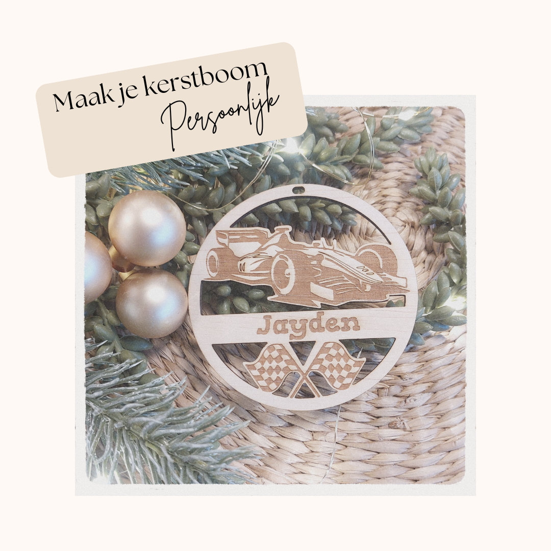 Een kerstbal gemaakt van hout gegraveerd met een raceauto en naam.