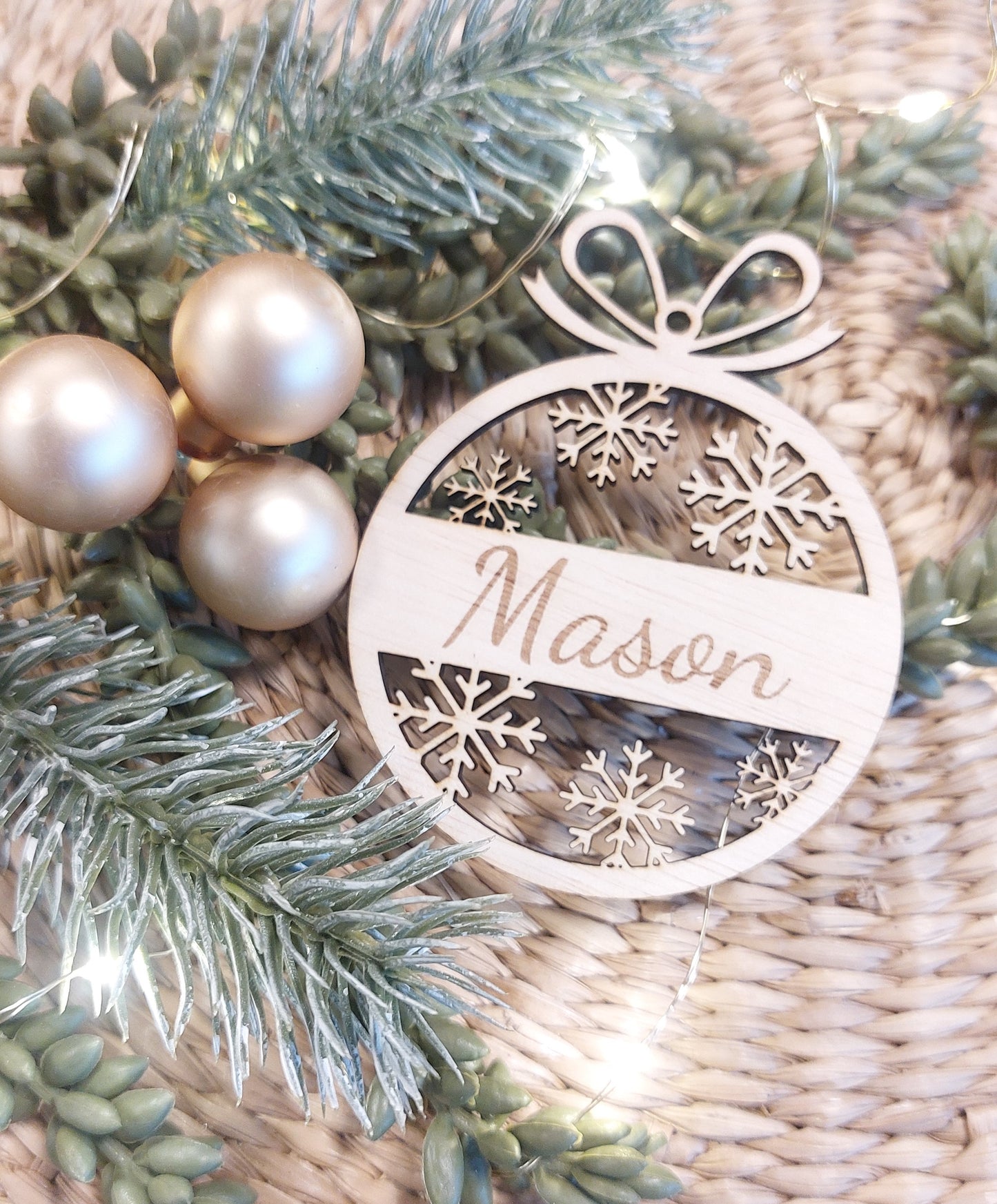 Houten kerstbal gemaakt met hout en gepersonaliseerd met eigen naam