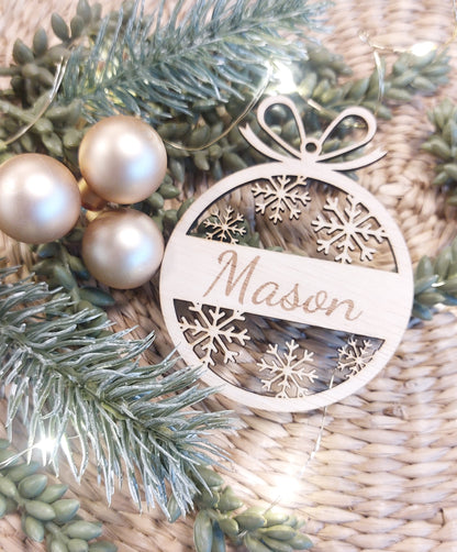 Houten kerstbal gemaakt met hout en gepersonaliseerd met eigen naam