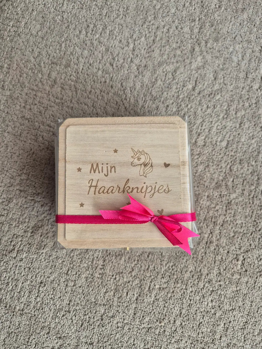 Houten kistje voor het opbergen van haarspulletjes. Gegraveerd met een unicorn en tekst mijn haarknipjes