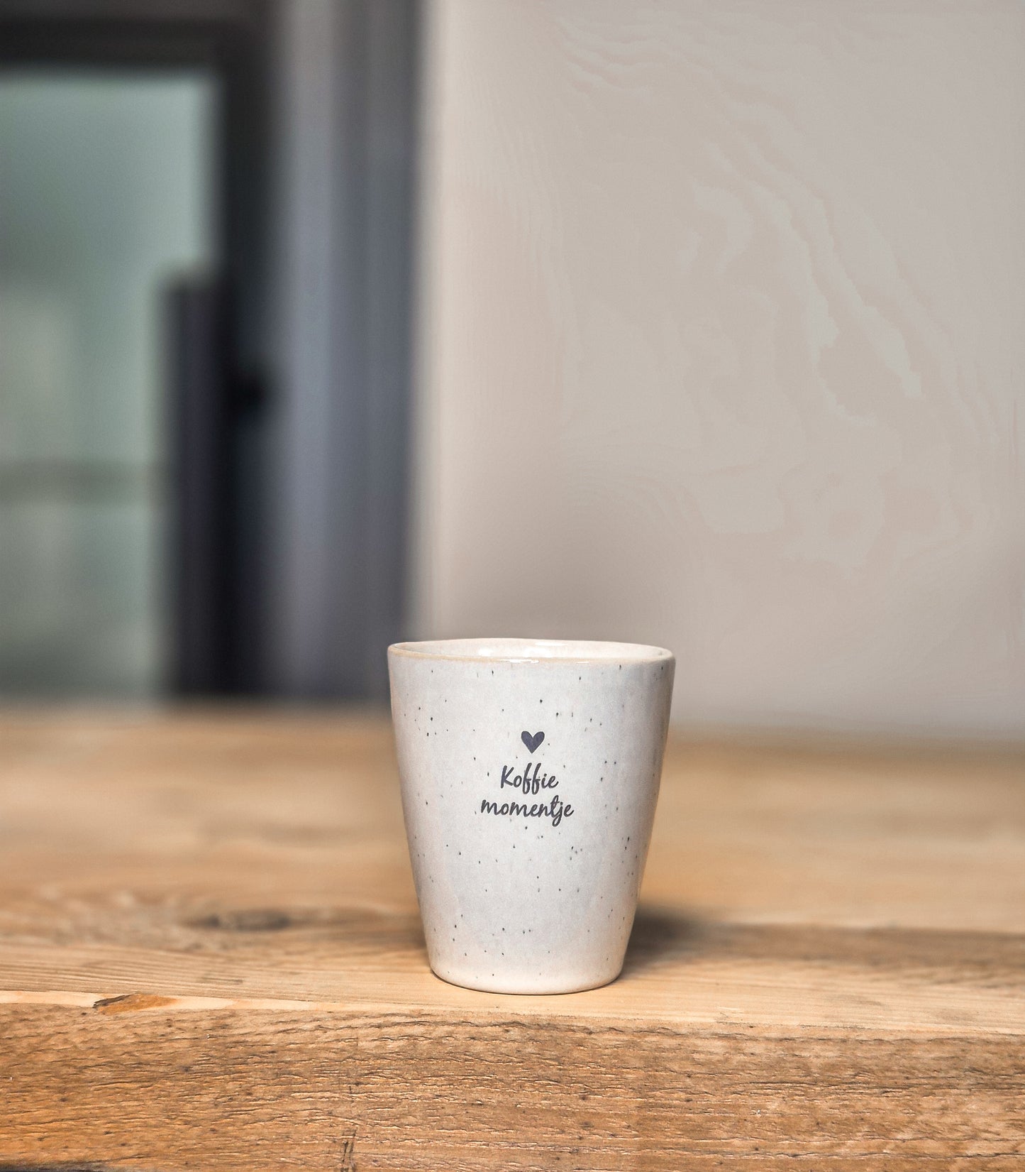 Koffie mok keramiek wit van kleur met tekst koffie momentje en een hartje erop gegraveerd