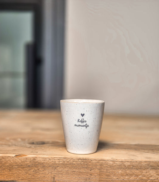 Koffie mok keramiek wit van kleur met tekst koffie momentje en een hartje erop gegraveerd