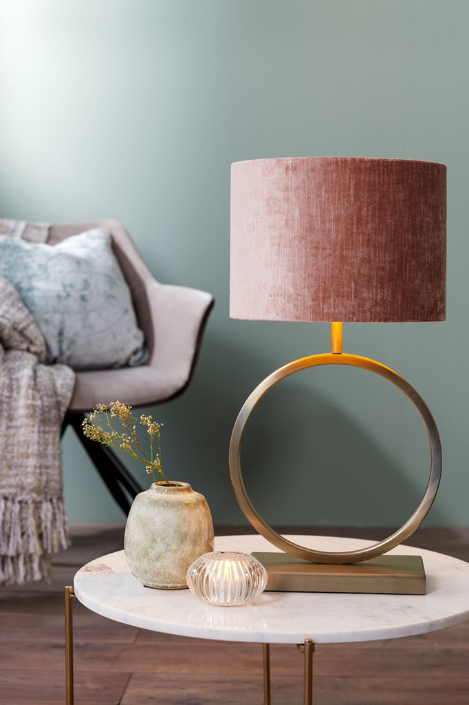 Ontdek de Liva lampvoet: elegant, minimalistisch en strak. Deze eigentijdse lampvoet in prachtig licht goud past perfect bij diverse interieurstijlen. 