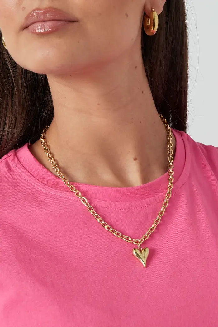 Stijlvolle "Love Rules" ketting, gedragen door een model, elegant en veelzijdig.
