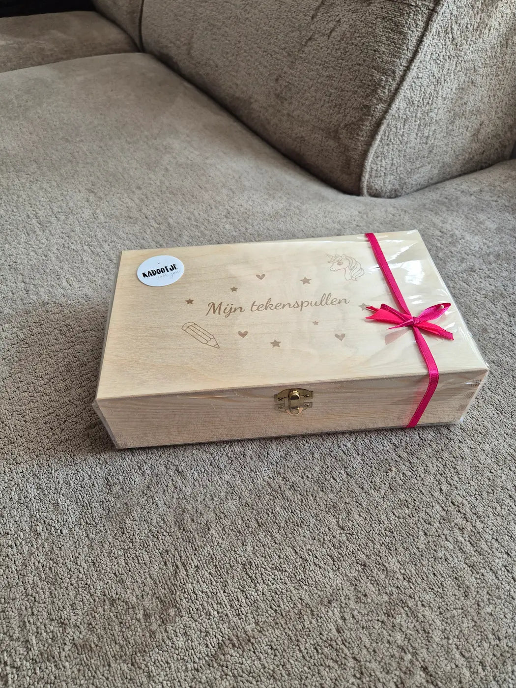 Voorkant houten opbergkist voor tekenspulletjes gegraveerd met een unicorn en tekst mijn tekenspullen.