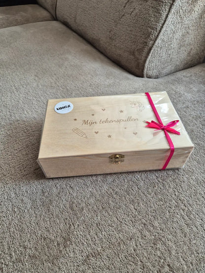 Voorkant houten opbergkist voor tekenspulletjes gegraveerd met een unicorn en tekst mijn tekenspullen.