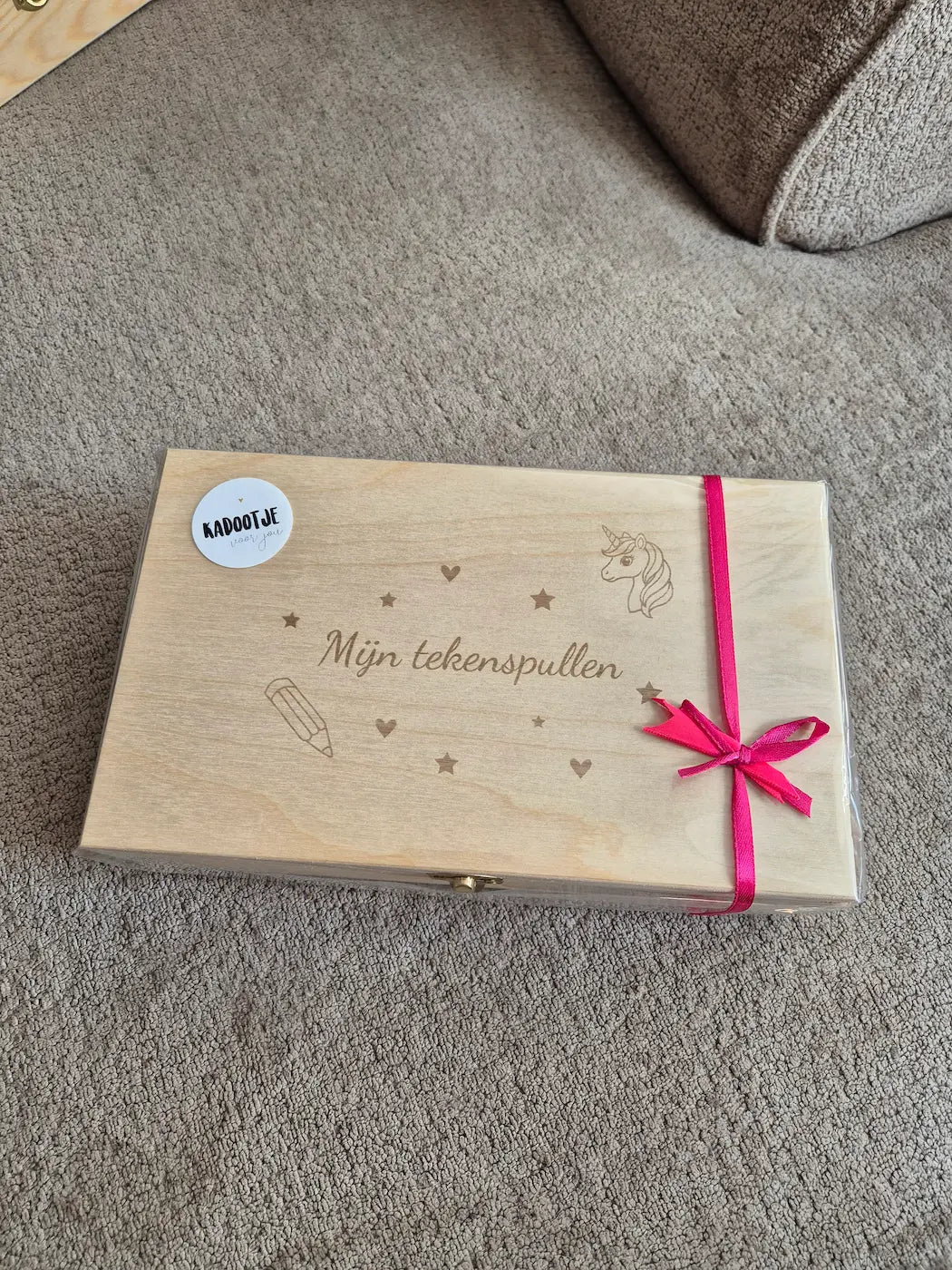 Houten opbergkist voor tekenspulletjes gegraveerd met een unicorn en tekst mijn tekenspullen.