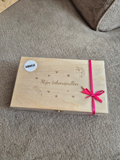 Houten opbergkist voor tekenspulletjes gegraveerd met een unicorn en tekst mijn tekenspullen.