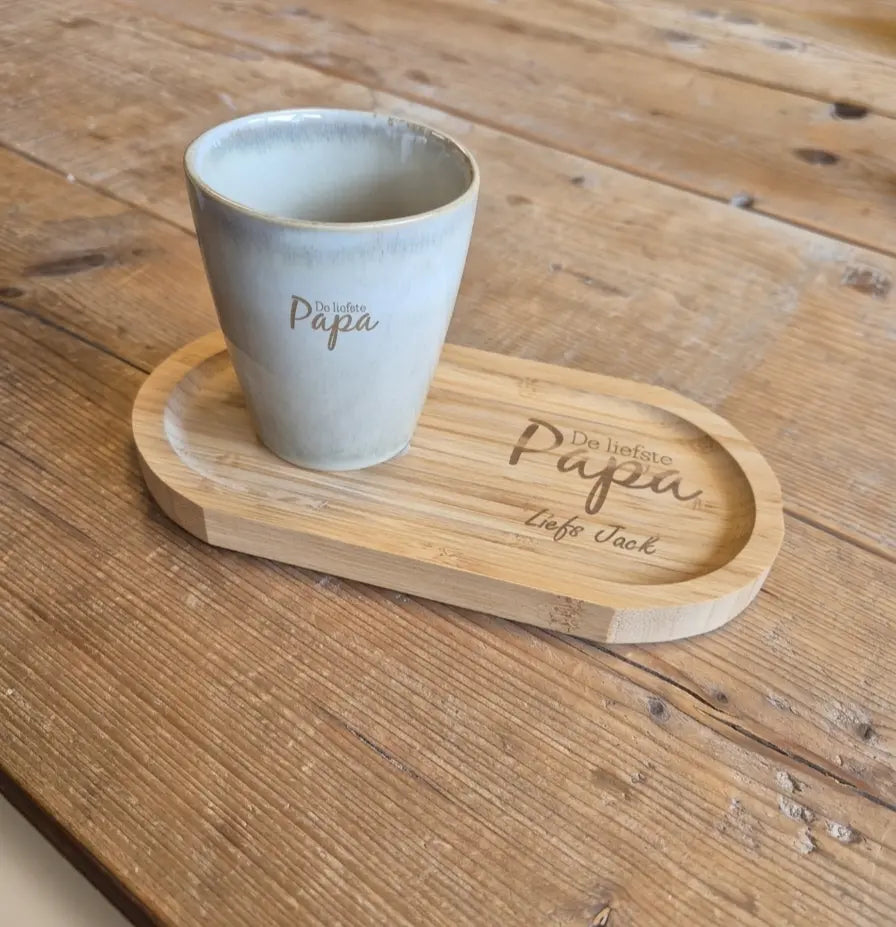 Serveerplankje gegraveerd met de liefste papa en de namen van de kinderen. Met daarop een persoonlijke mok voor papa met de tekst de liefste papa