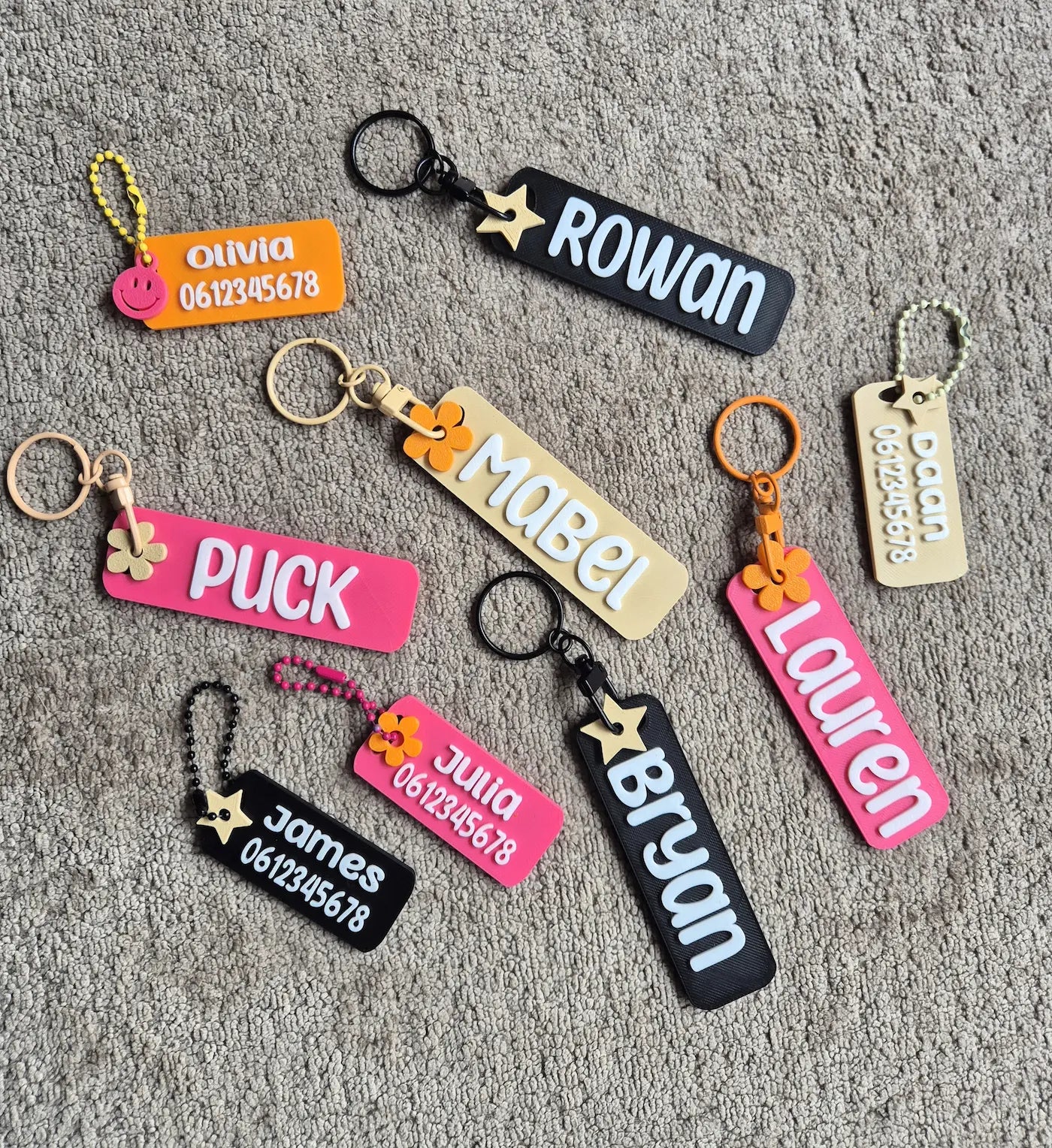 Een verzameling sleutelhanger gepersonaliseerd met naam of naam en nummer 
